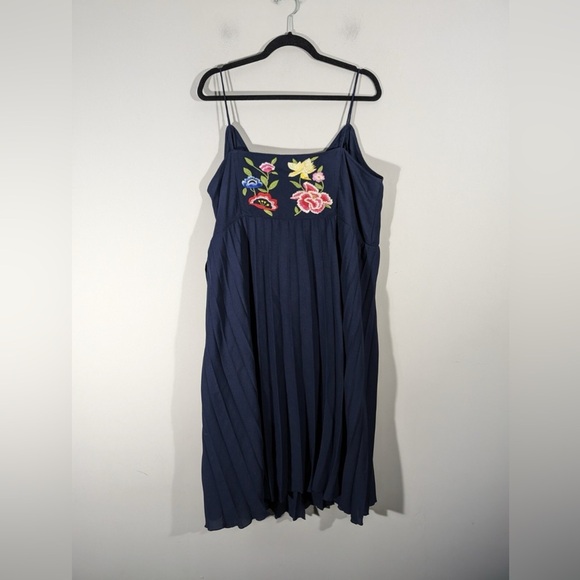 NWOT ASOS Navy Blue Floral Embroidered Pleated Wrap Dress Size 4P - Picture 5 of 13